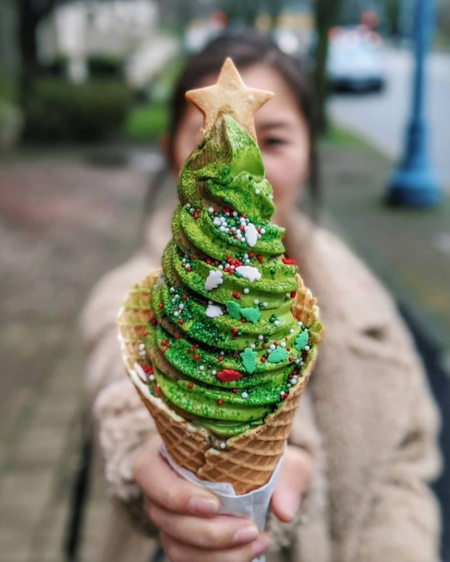 Ozdobné posypy sú vhodné v každom ročnom období! 😍
Tak ako zmrzlinky, stromček si už chystáte?! 🎄

Ak chcete urobiť vaše medovníky, torty, perníky, veterníky, muffiny, linecké, tartaletky a hlavne KOŠÍČKY ešte sviatočnejšie 🎁 máme bohatý výber posypov a topingov. Naša firma ponúka obrovský výber vlastných dekorácií od farebných guličiek cez sladké oriešky, slané karamelové perly, modrý posyp šmolko, farebné lentilky aj klasické mini Murshmallow. Máme vianočný Amaretti posyp ktorý nemôže chýbať.