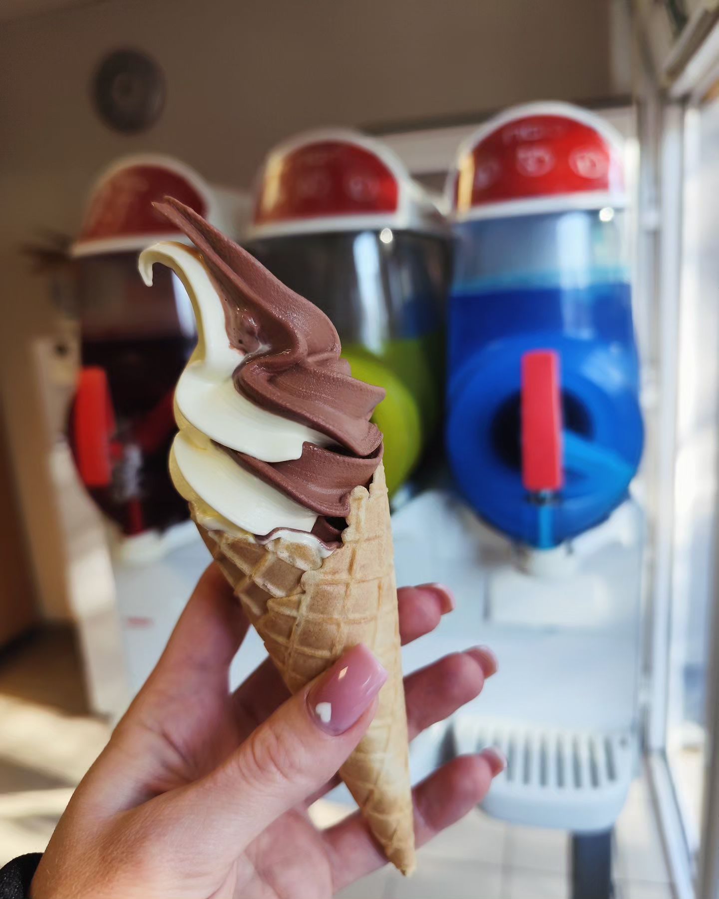 Drahí zákazníci, Dnes a zajtra máte poslednú šancu vychutnať si našu točenú zmrzlinu 🍦. 
Chceli by sme sa vám srdečne poďakovať za vašu priazeň počas celej sezóny. Sme nesmierne vďační, že ste k nám tento rok chodili.
 ☝️Tešíme sa na vás opäť od marca, kedy sa s radosťou vrátime s našou obľúbenou zmrzlinou.
❤️ Ďakujeme za vašu podporu a prajeme vám príjemné zimné obdobie! S pozdravom vaša Točená zmrzlina Frisiana