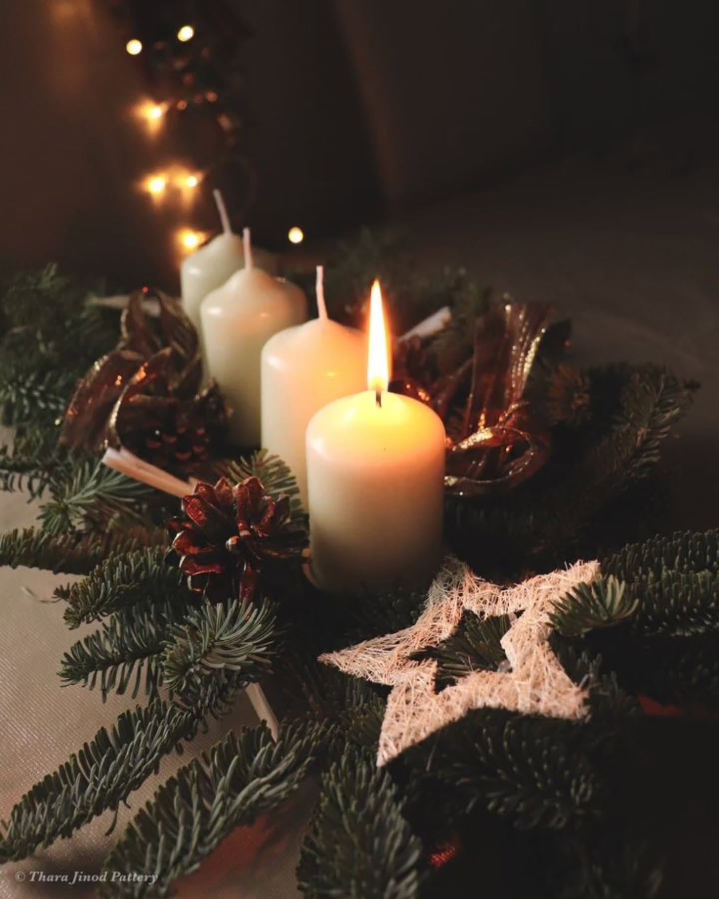 ☃️🕯️PRVÁ ADVENTNÁ NEDEĽA - ZAČÍNAME CESTU K VIANOCIAM🕯️ ☃️
Dnes zapaľujeme prvú sviečku na adventnom venci. Je to okamih, ktorý znamená oveľa viac než len odpočítavanie dní do Vianoc. Je to pozvanie na cestu plnú očakávania, nádeje a duchovnej prípravy. Prvá adventná sviečka, nazývaná aj sviečkou NÁDEJE, svojím jemným svetlom preráža tmu a pripomína nám, že aj v najtemnejších chvíľach existuje nádej. Jej plameň je ako maják, ktorý nás vedie k podstate Vianoc.

Nech je tento advent časom: 
✨ Pokojného rozjímania 
✨ Rodinnej pohody
✨ Vzájomného odpustenia 
✨ Otvorených sŕdc